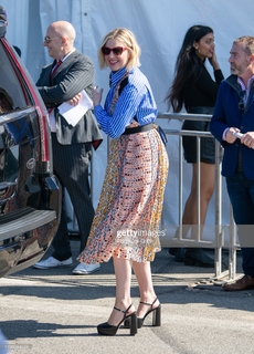 Greta Gerwig feet photo thumbnail