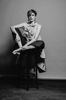 Greta Gerwig feet photo thumbnail