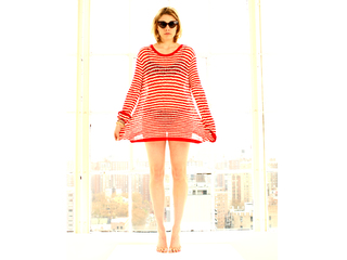 Greta Gerwig feet photo thumbnail