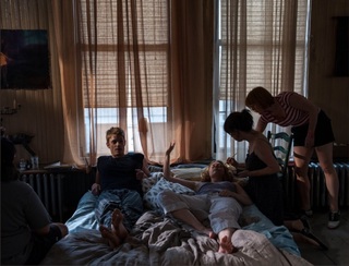 Greta Gerwig feet photo thumbnail