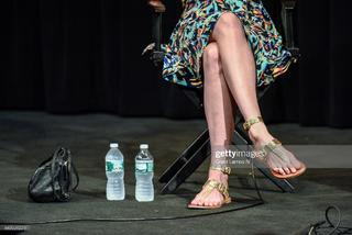 Greta Gerwig feet photo thumbnail