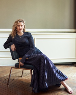 Greta Gerwig feet photo thumbnail