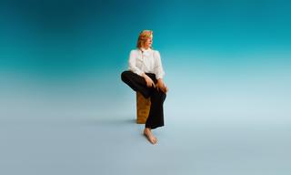 Greta Gerwig feet photo thumbnail