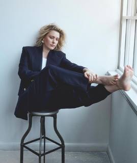 Greta Gerwig feet photo thumbnail