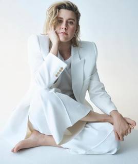 Greta Gerwig feet photo thumbnail
