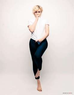 Greta Gerwig feet photo thumbnail