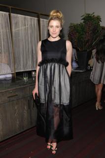 Greta Gerwig feet photo thumbnail