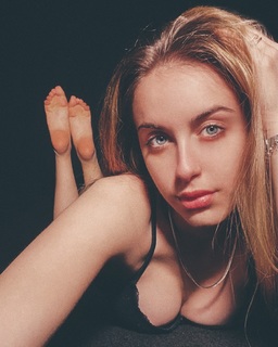 Greta Ray feet photo thumbnail