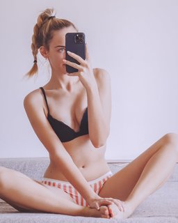 Greta Ray feet photo thumbnail