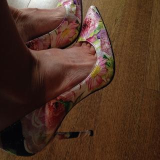 Gretchen Carlson feet photo thumbnail