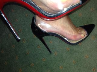 Gretchen Carlson feet photo thumbnail