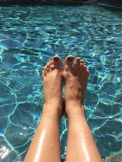 Gretchen Carlson feet photo thumbnail