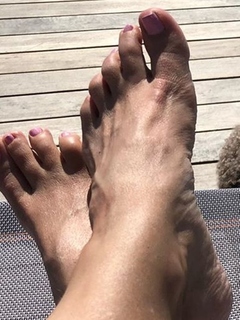 Gretchen Carlson feet photo thumbnail