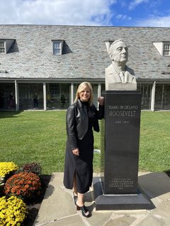 Gretchen Carlson feet photo thumbnail