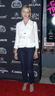 Gretchen Mol feet photo thumbnail