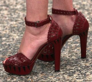 Gretchen Mol feet photo thumbnail