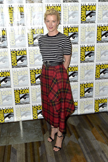 Gretchen Mol feet photo thumbnail