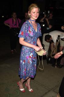 Gretchen Mol feet photo thumbnail