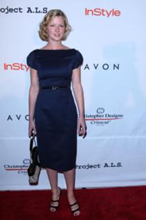 Gretchen Mol feet photo thumbnail