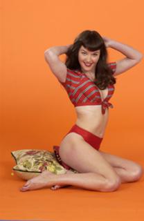 Gretchen Mol feet photo thumbnail