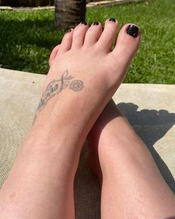 Guta Stresser feet photo 8