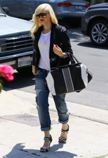 Gwen Stefani feet photo thumbnail