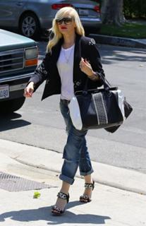 Gwen Stefani feet photo thumbnail