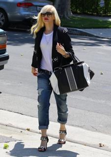 Gwen Stefani feet photo thumbnail