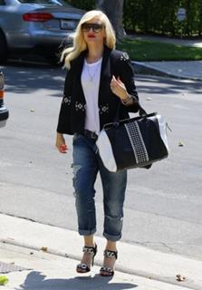 Gwen Stefani feet photo thumbnail