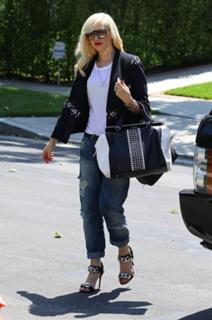 Gwen Stefani feet photo thumbnail