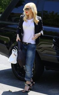Gwen Stefani feet photo thumbnail