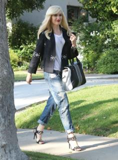 Gwen Stefani feet photo thumbnail