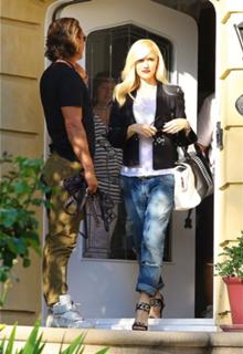 Gwen Stefani feet photo thumbnail