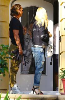 Gwen Stefani feet photo thumbnail