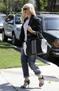 Gwen Stefani feet photo thumbnail