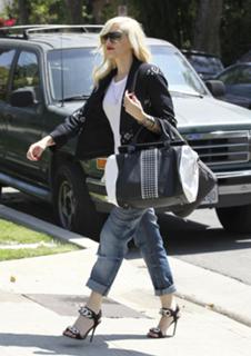 Gwen Stefani feet photo thumbnail