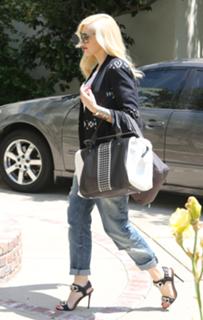 Gwen Stefani feet photo thumbnail