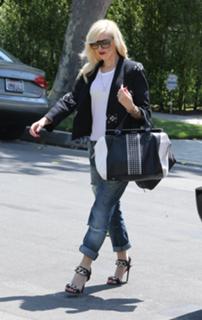 Gwen Stefani feet photo thumbnail