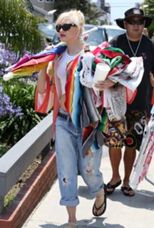 Gwen Stefani feet photo thumbnail