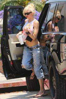 Gwen Stefani feet photo thumbnail