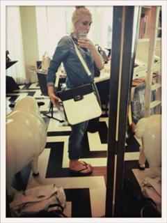 Gwen Stefani feet photo thumbnail