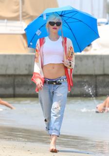 Gwen Stefani feet photo thumbnail