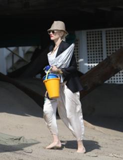 Gwen Stefani feet photo thumbnail