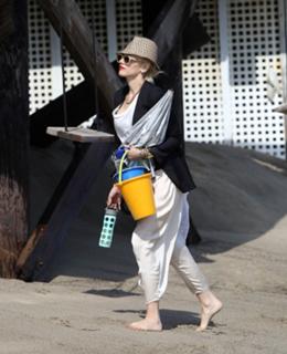 Gwen Stefani feet photo thumbnail