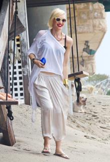 Gwen Stefani feet photo thumbnail