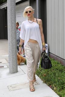 Gwen Stefani feet photo thumbnail