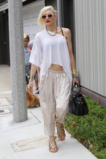 Gwen Stefani feet photo thumbnail