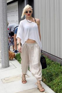 Gwen Stefani feet photo thumbnail