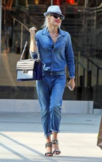 Gwen Stefani feet photo thumbnail