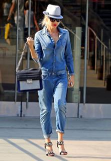 Gwen Stefani feet photo thumbnail